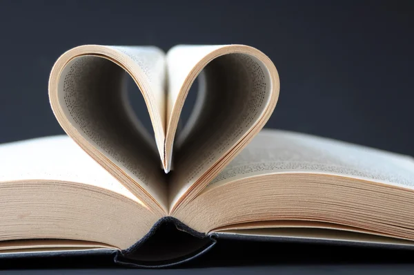 Corazón hecho con páginas de libros — Foto de Stock