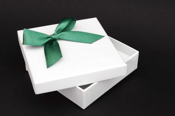 Witte cadeau met groene lint — Stockfoto