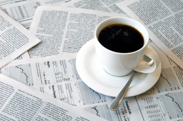 Cafea peste ziar — Fotografie, imagine de stoc