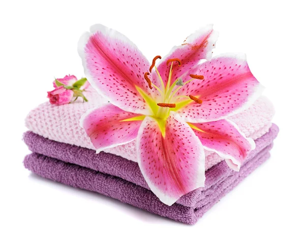 Στοιβάζονται πετσέτες με ροζ κρίνος — Stock fotografie