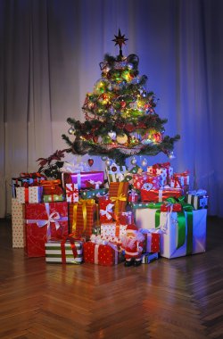 Hediye kutuları Noel ağacının altında