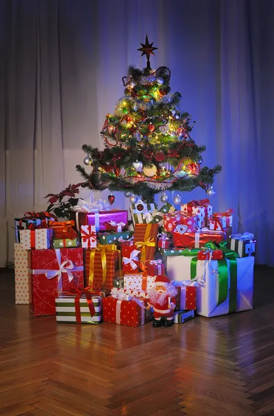 Caixas de presente sob árvore de natal — Fotografia de Stock
