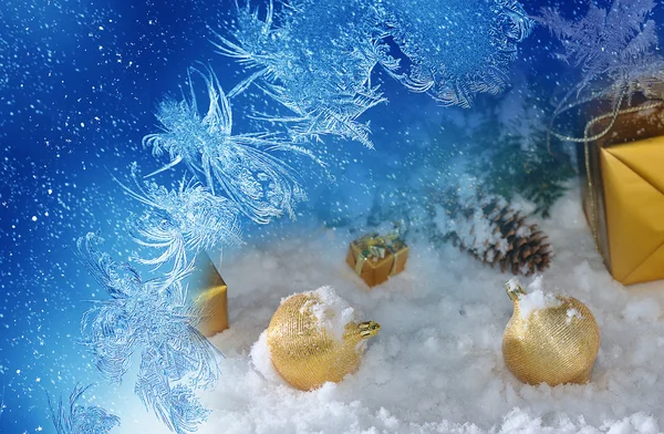 Natal de ouro em neve — Fotografia de Stock