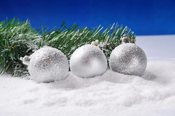 Srebrny Boże Narodzenie na śniegu — Zdjęcie stockowe