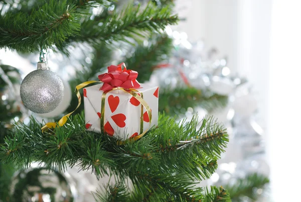 Dárek na vánoční stromeček — Stock fotografie