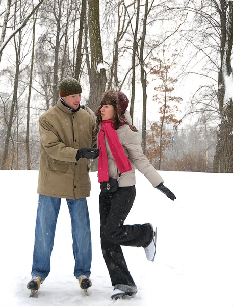 Giovane coppia in pista di pattinaggio invernale — Foto Stock