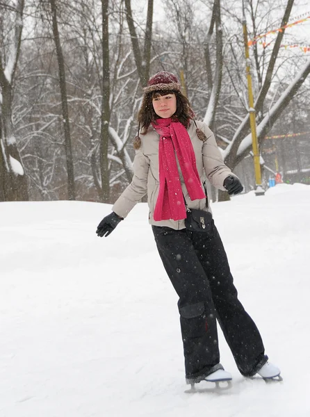 Mädchen auf der Winterskaterbahn — Stockfoto