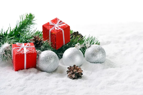 Kar üstünde Noel hediyeleri — Stok fotoğraf