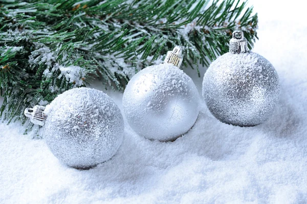 Boules de Noël en argent sur neige — Photo