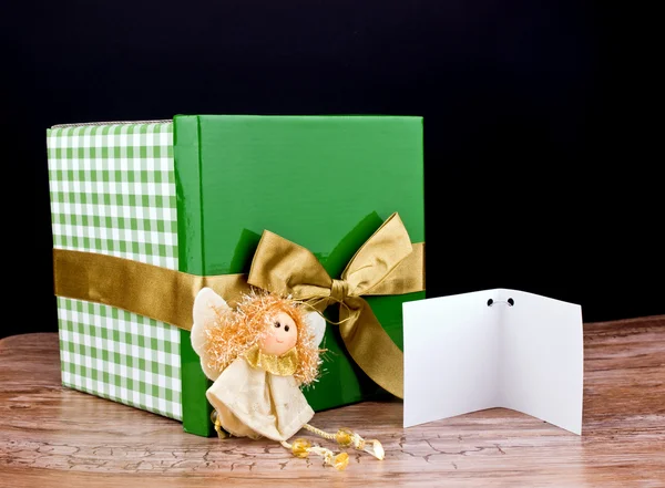 Altın yay ile yeşil hediye kutusu — Stok fotoğraf