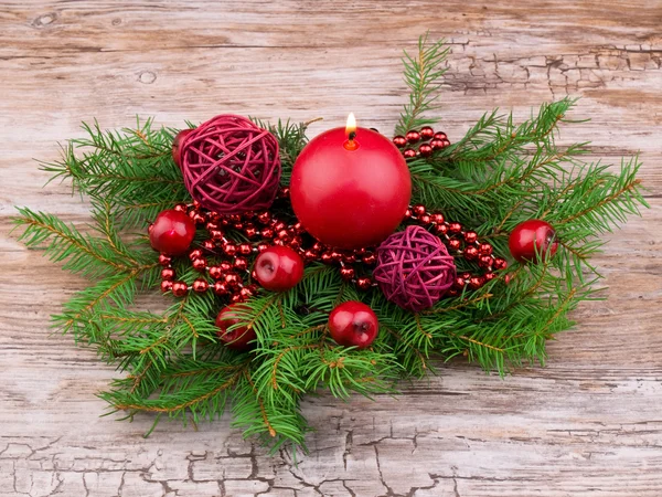 赤いクリスマス ボールとキャンドル — Stock fotografie