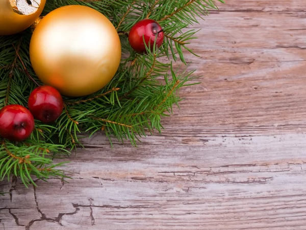 Bola de Natal dourada com ramo de abeto — Fotografia de Stock