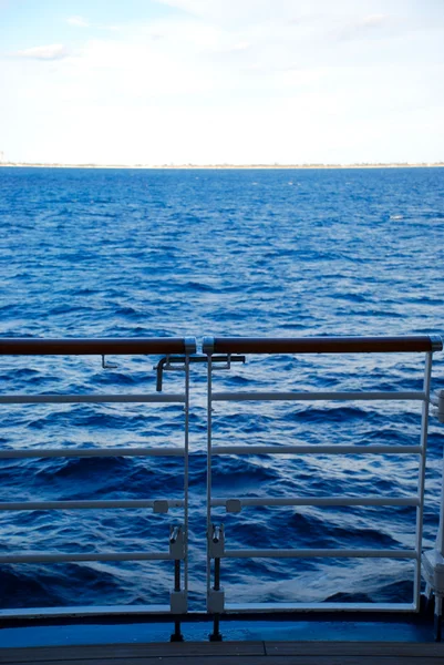 Okyanustan bir tekne — Stok fotoğraf