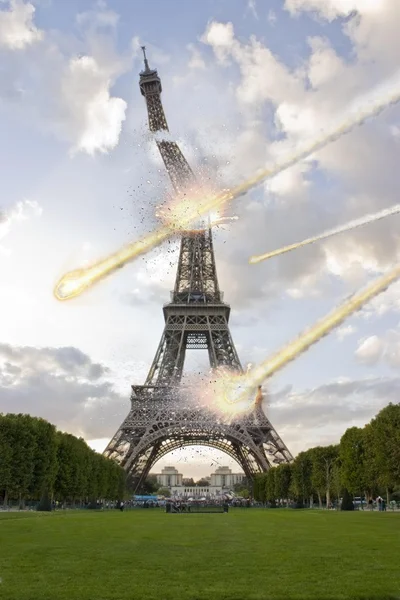 Lluvia de meteoritos sobre París destruyendo la Torre Eiffel — Foto de Stock
