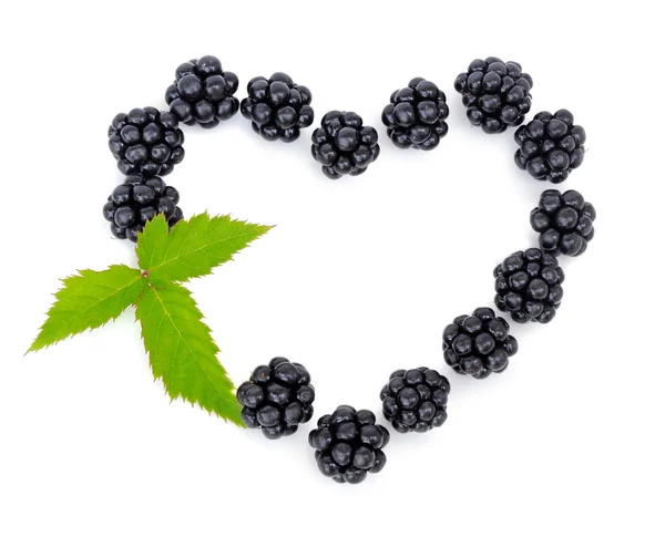 Čerstvé bobule blackberry jsou vyložil v podobě srdce — Stock fotografie