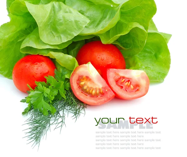 Verduras frescas y ensalada verde aisladas sobre fondo blanco — Foto de Stock