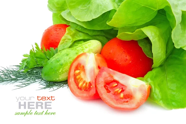 Legumes frescos e salada verde isolada sobre fundo branco — Fotografia de Stock