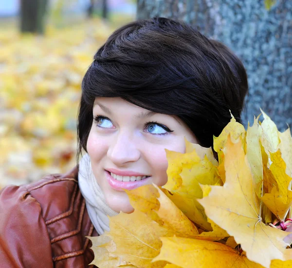 Ragazza in autunno con foglie d'acero — Foto Stock