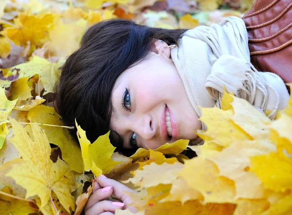 秋天的枫叶的女孩叶 — 图库照片