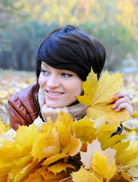 Chica en otoño —  Fotos de Stock