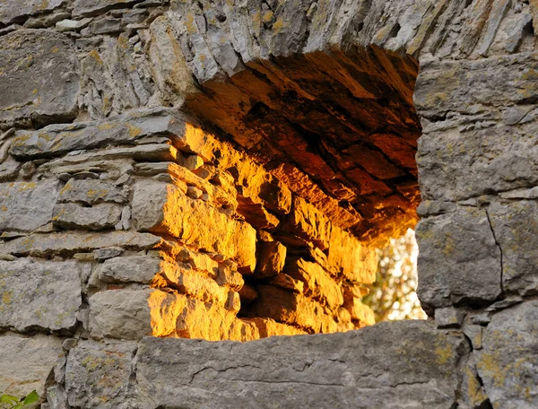 Sunbeams are in the loop-hole of old fortress — Stock Photo, Image