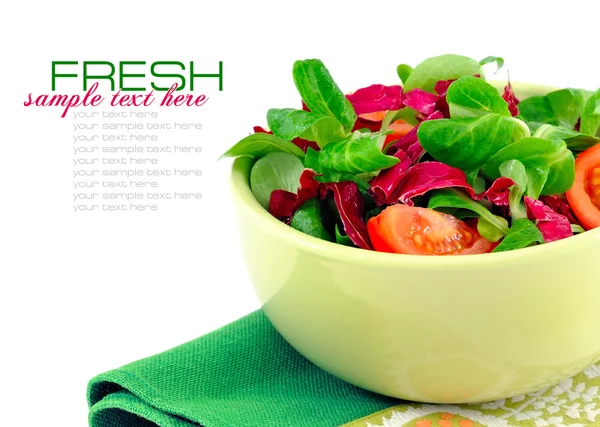 Fräsch sallad är i en maträtt på en vit bakgrund — Stockfoto