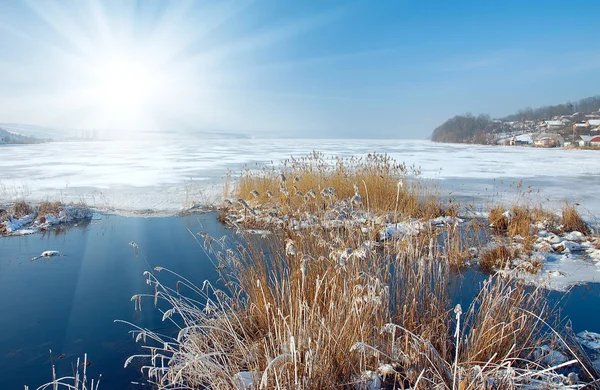 Paisaje de invierno es con un lago — Foto de Stock