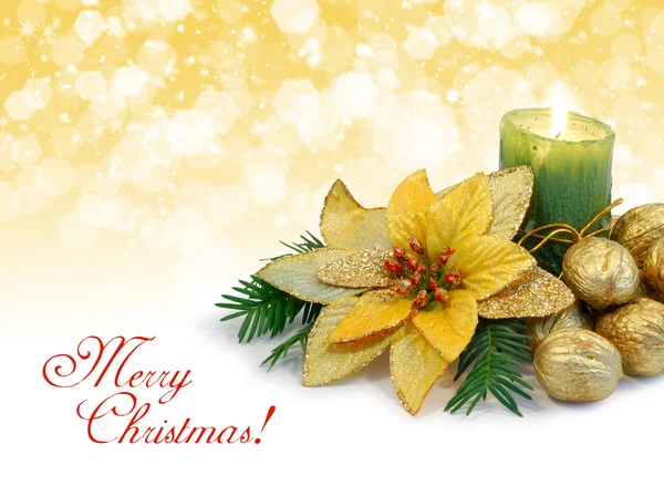 Kerstmis samenstelling. kaars met gouden noten — Stockfoto