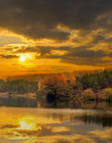 Gölün üzerinde güzel gün batımı — Stok fotoğraf
