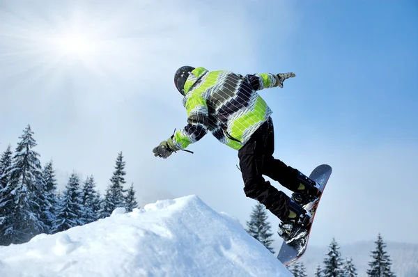 Snowboarder no salto emaltas montanhas no dia ensolarado — Fotografia de Stock