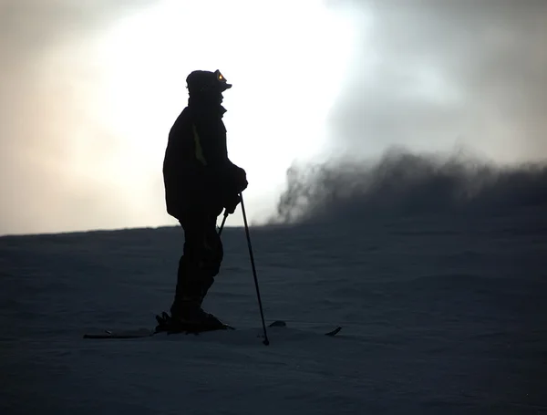 Лыжник ночью — стоковое фото