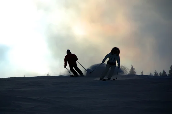 夜のスキーヤー — ストック写真