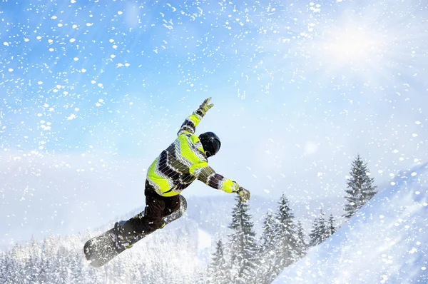 Snowboarder au saut enhaute montagne à la journée ensoleillée — Photo
