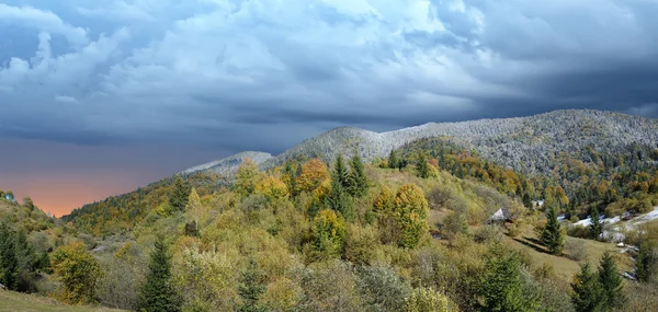 Величественный закат в горах — стоковое фото
