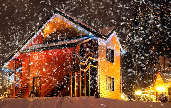 Geschmücktes Haus mit Weihnachtsbeleuchtung — Stockfoto