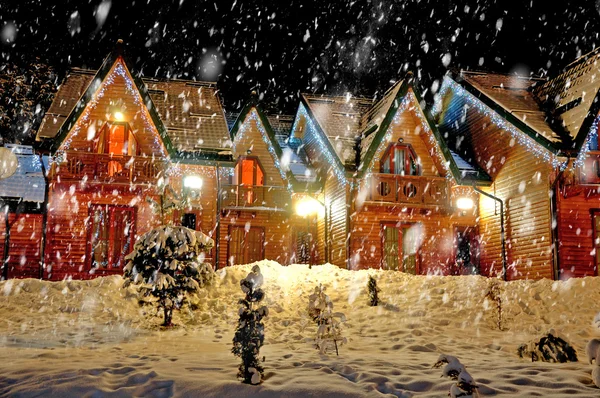 Украшенный дом с рождественскими огнями — стоковое фото