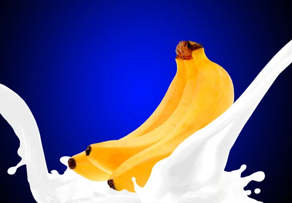바나나와 우유를 튀기기 — 스톡 사진
