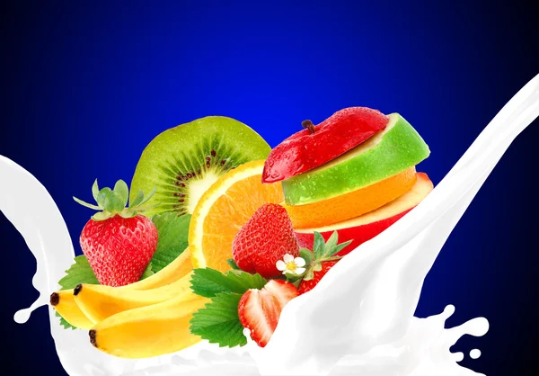 Salpicar leche con mezcla de frutas — Foto de Stock