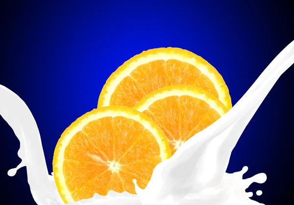 Rozpryskiwania mleka z orange — Zdjęcie stockowe