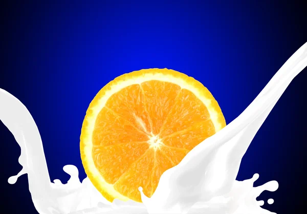 튀는 오렌지와 우유 — 스톡 사진