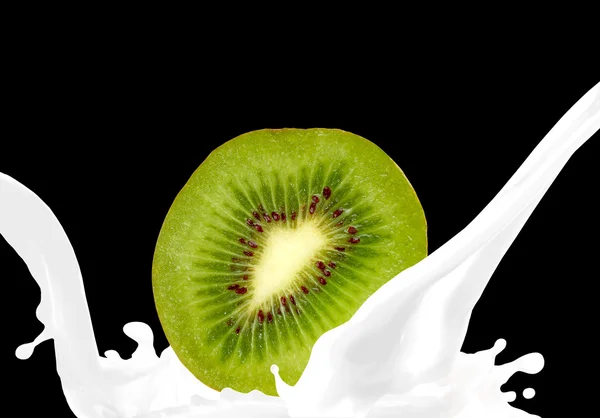Espalhando leite com kiwi — Fotografia de Stock