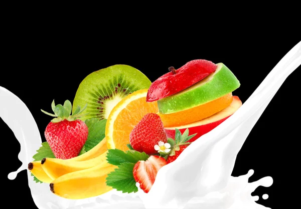 튀는 과일 믹스와 우유 — 스톡 사진