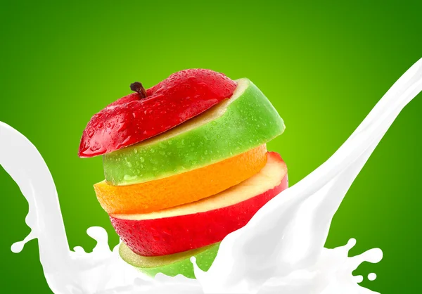 사과와 우유 튀는 — 스톡 사진