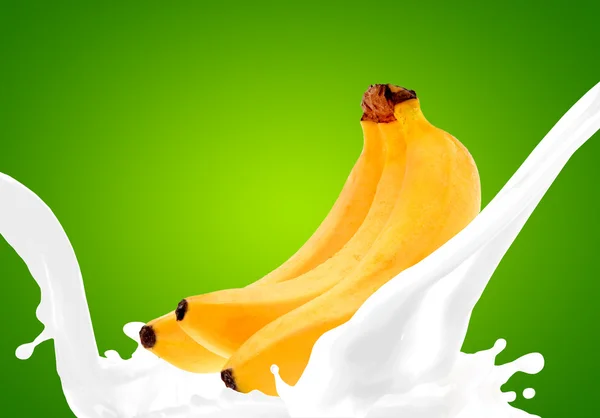 バナナとミルクをしぶき — ストック写真