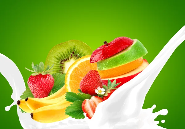 Splashing leite com mistura de frutas — Fotografia de Stock