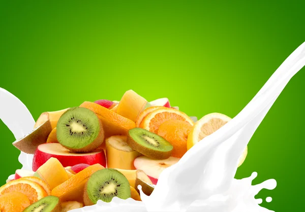 Розрізання молока з фруктовою сумішшю — стокове фото