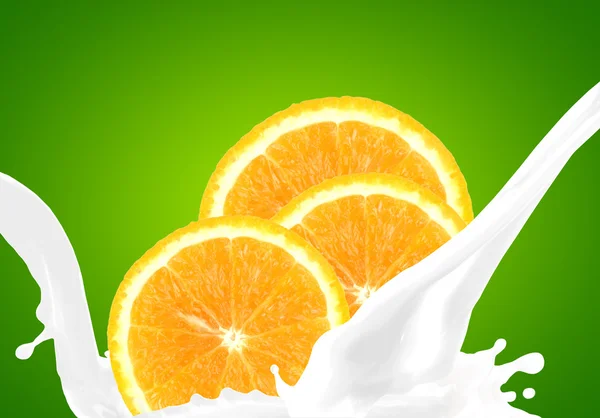 Salpicar leche con naranja —  Fotos de Stock