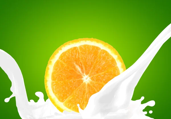 オレンジとミルクをしぶき — ストック写真
