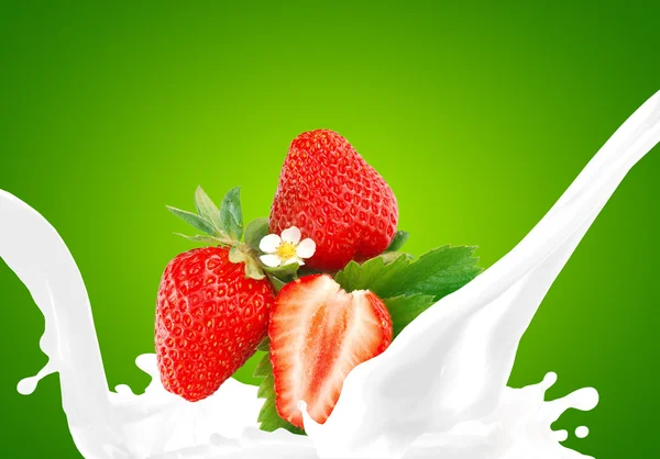 Rozbryzgane mleko z truskawkami — Zdjęcie stockowe