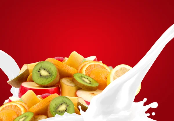 Stänk mjölk med frukt blandning — Stockfoto